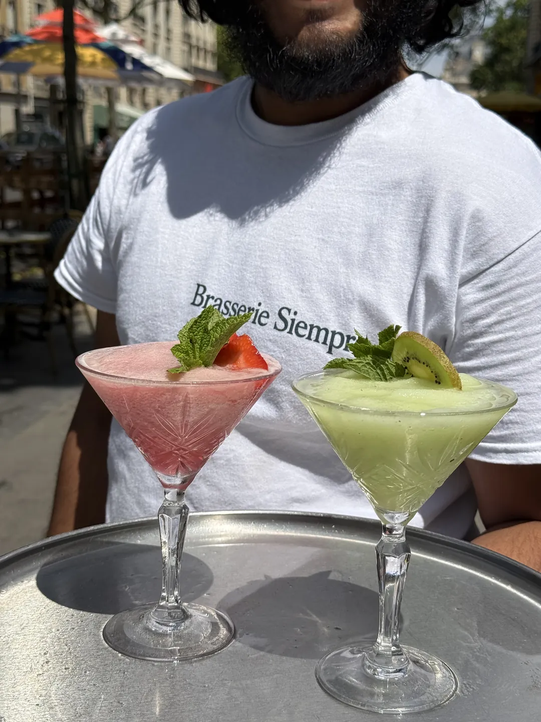 Cocktails signatures du Siempre servis sur plateau